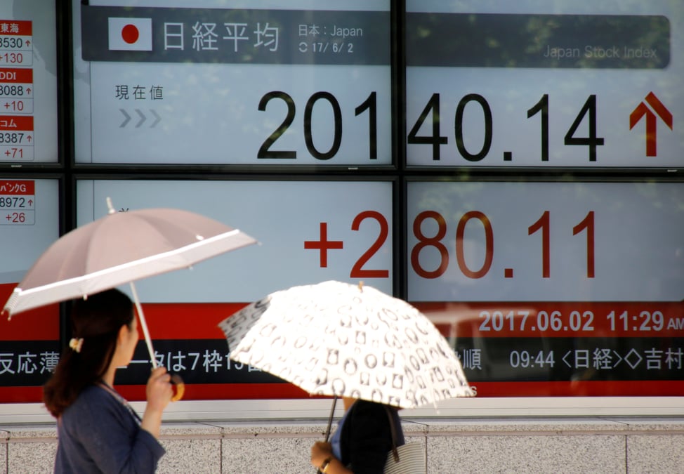 Tokyo termine en hausse