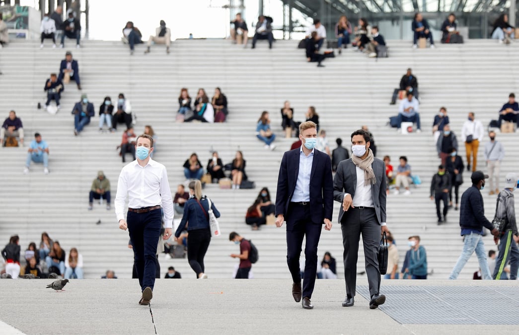 Coronavirus : des gens portant un masque marchent dans le quartier financier de La Défense à Nanterre, le 1er septembre 2020