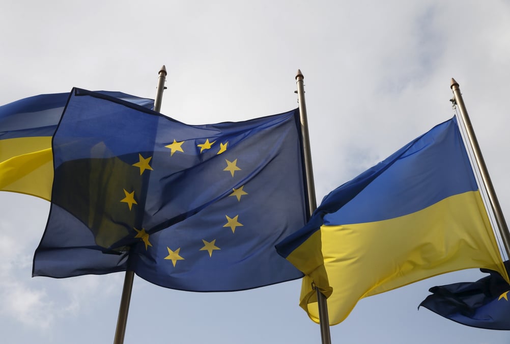 Les drapeaux ukrainien et europeen devant l'administration presidentielle a kiev
