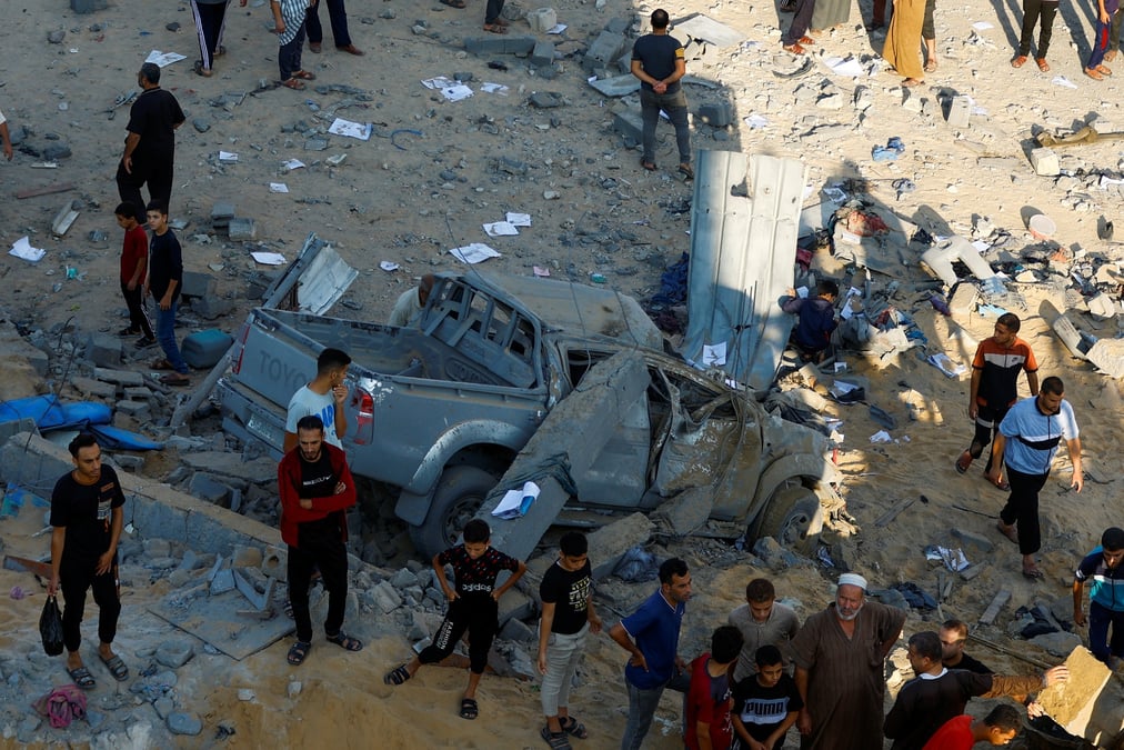 Des palestiniens a la recherche de victimes apres frappes israeliennes a khan younis