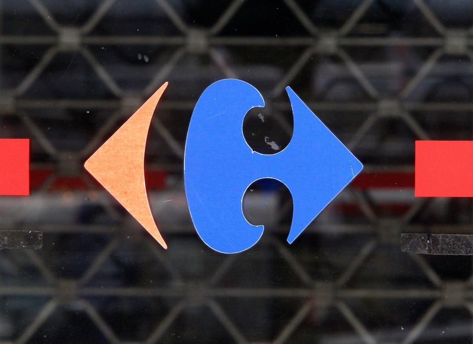 Logo de carrefour a l'entree d'un supermarche pres de bruxelles