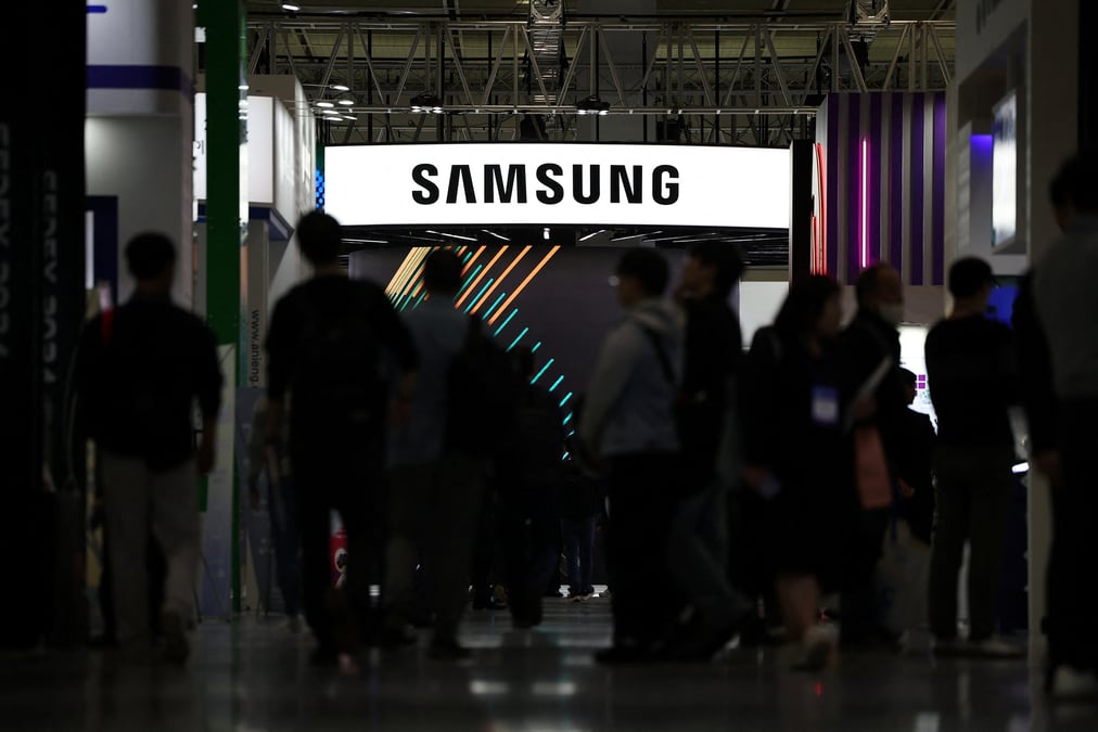 Le logo de samsung electronics sur son stand lors de la 26e exposition de semi-conducteurs 2024 a seoul