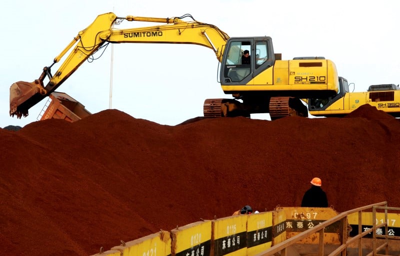 La chute des cours du minerai de fer plombe les miniers