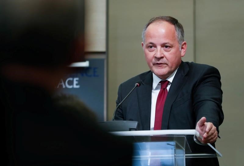 Coeure: les acteurs economiques doivent se preparer a des taux plus eleves