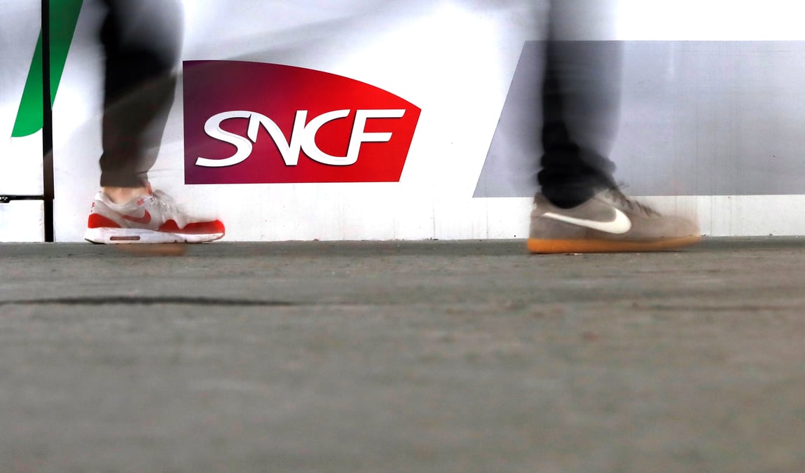 En pleine greve, l'assemblee se saisit de la reforme de la sncf