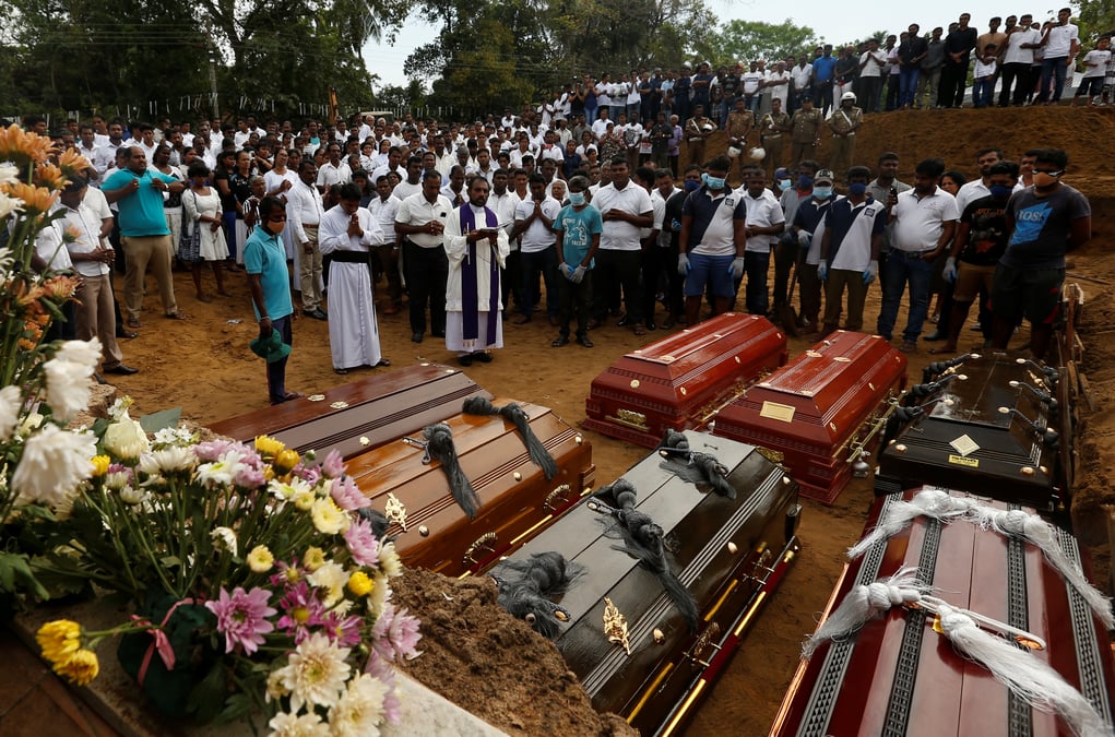 Sri lanka: le bilan des attentats s'alourdit a 359 morts, annonce la police