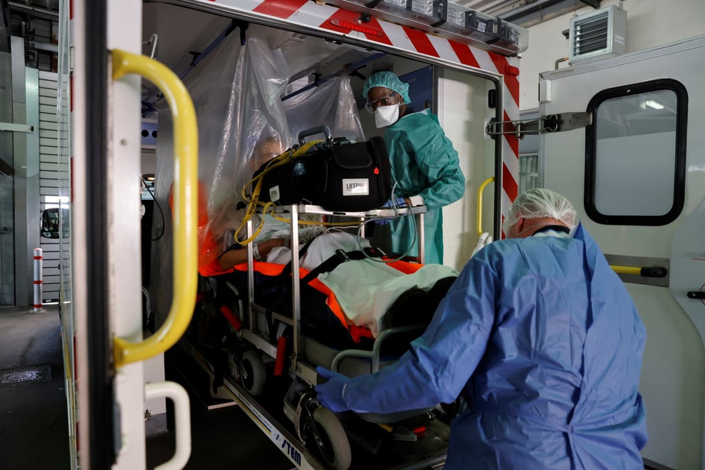 France: le pari manque du transfert de patients pour la 3e vague