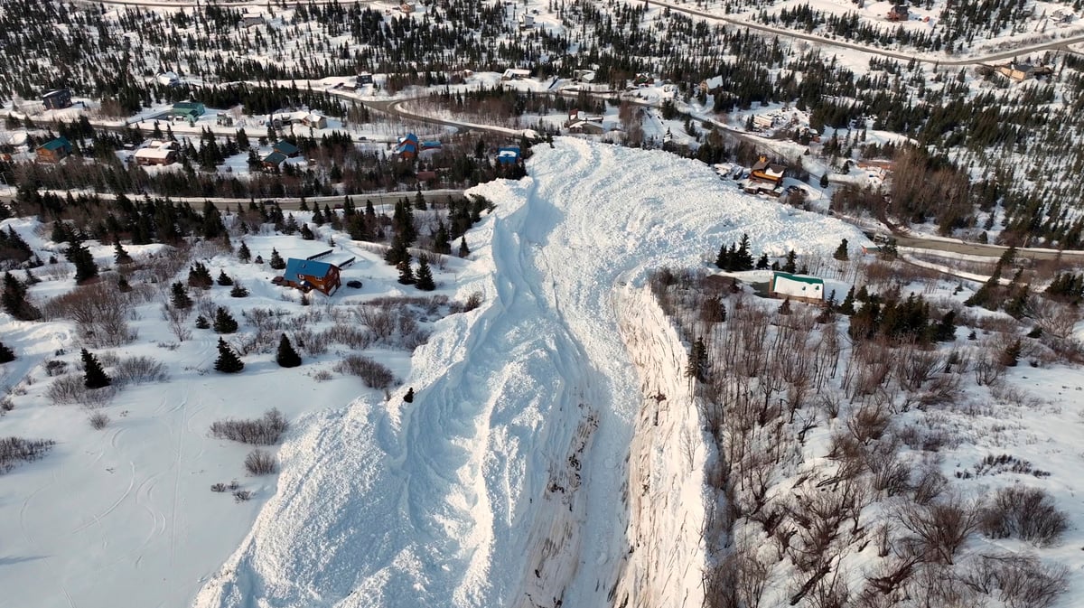 En alaska, des residents evacues suite a une enorme avalanche