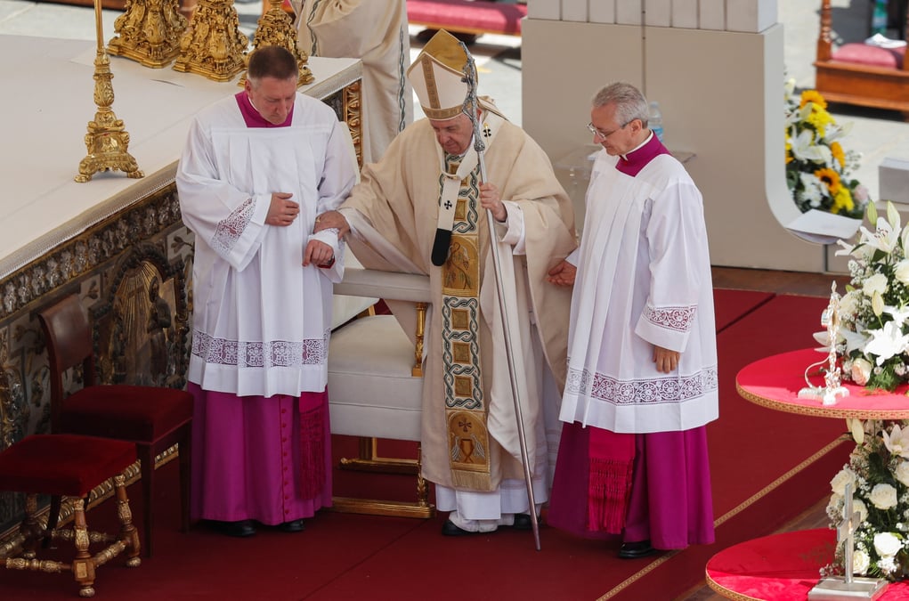 Le pape francois canonise dix bienheureux, dont charles de foucauld