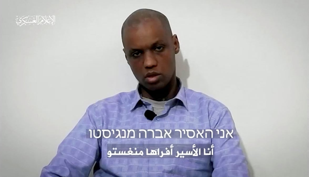 Capture d'ecran de video diffusee par hamas qui montre, selon le groupe, le citoyen israelien avera mengistu, detenue en captivite dans la bande de gaza