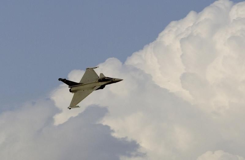 Le titre dassault aviation parmi les valeurs a suivre a la bourse de paris a la mi-journee
