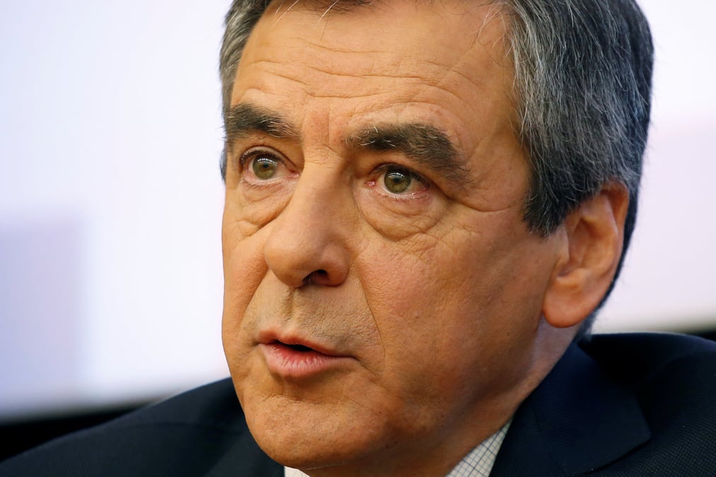 Francois fillon demande des sanctions apres une caricature de macron