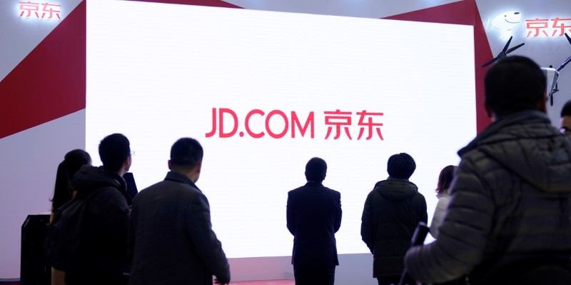 Saint laurent se lance dans le e-commerce en chine avec jd.com
