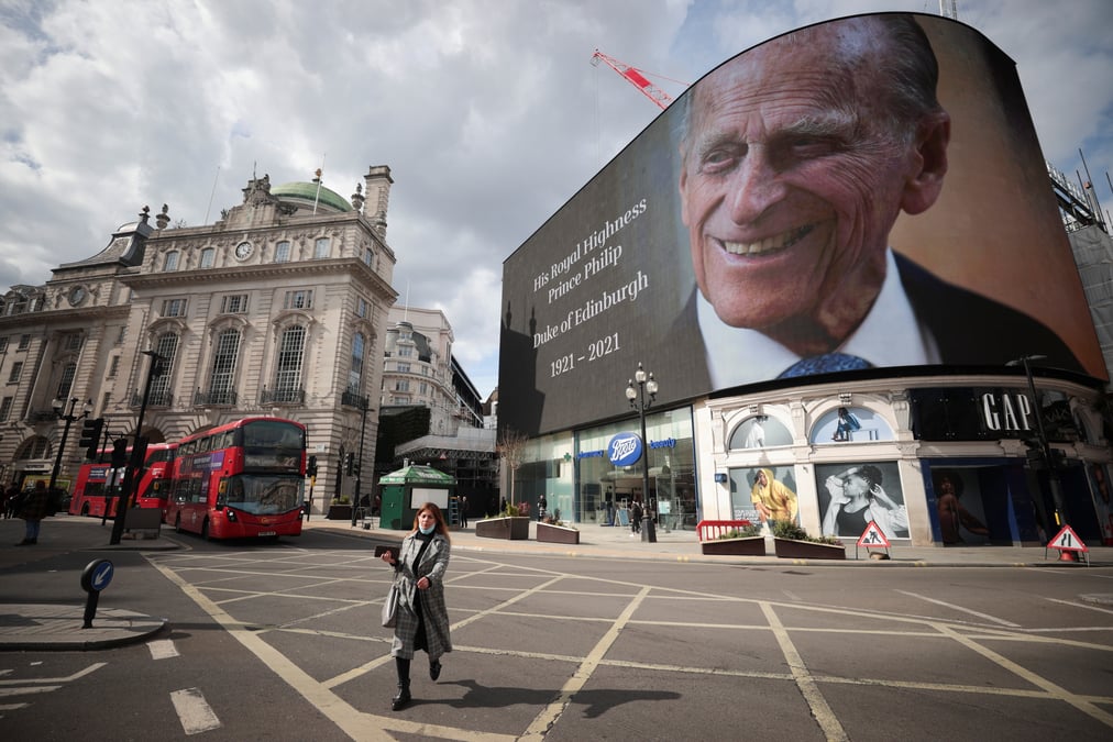 Emmanuel macron salue la "vie exemplaire" du prince philip