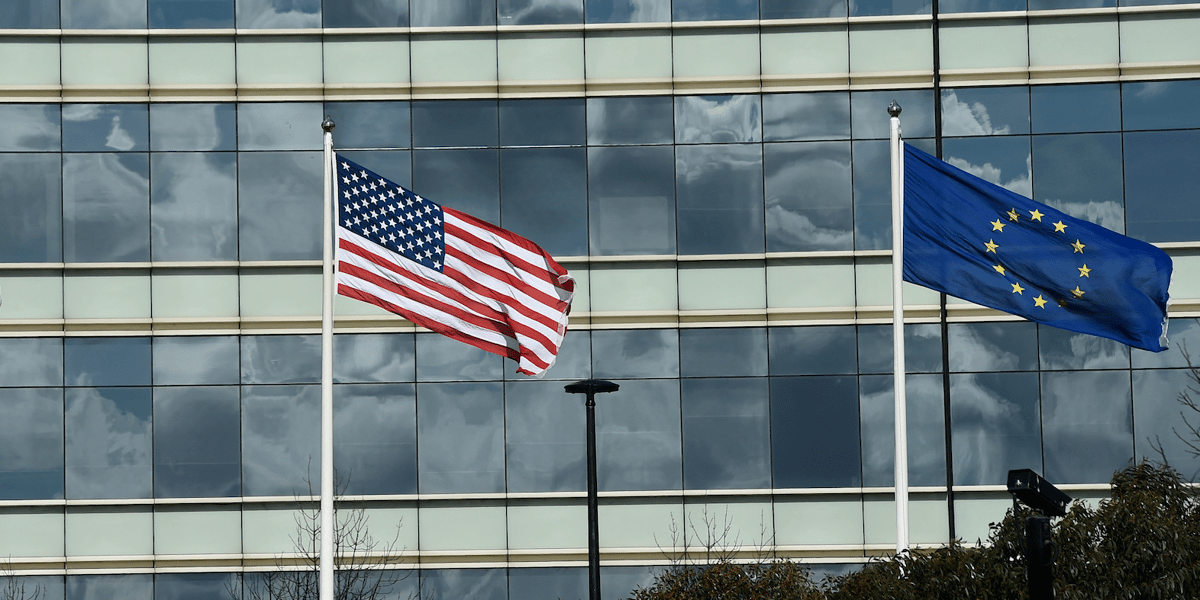 Drapeaux US et UE