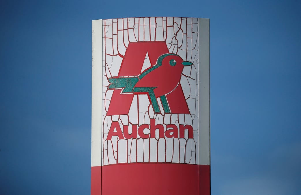 Le logo d'auchan a l'entree d'un hypermarche pres de nantes