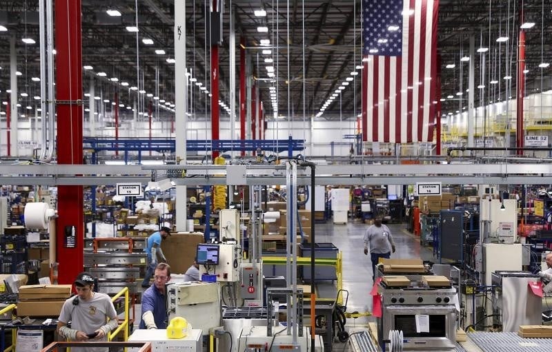 L'industrie américaine continue de croître, mais plus lentement