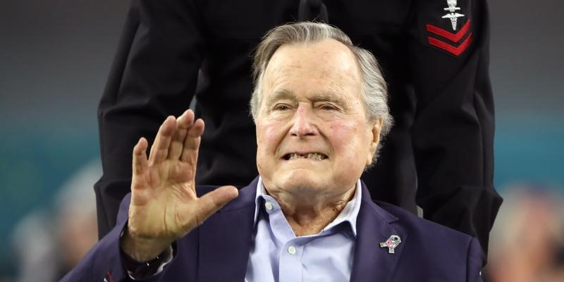 L'ex-president george h.w. bush toujours hospitalise, souffre de bronchite