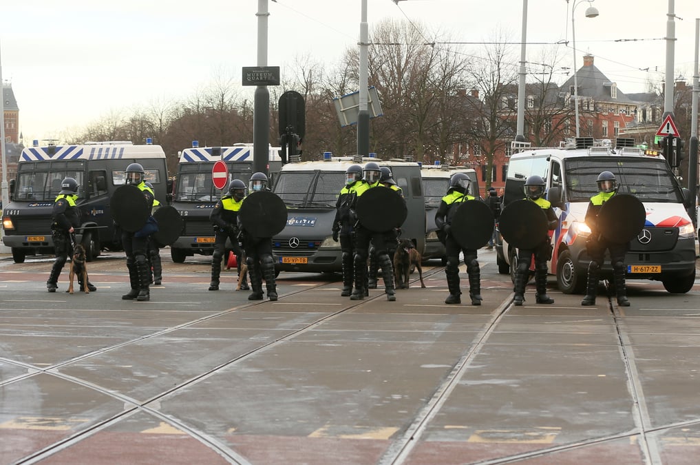 Troisieme soiree d'emeutes aux pays-bas pour protester contre le confinement