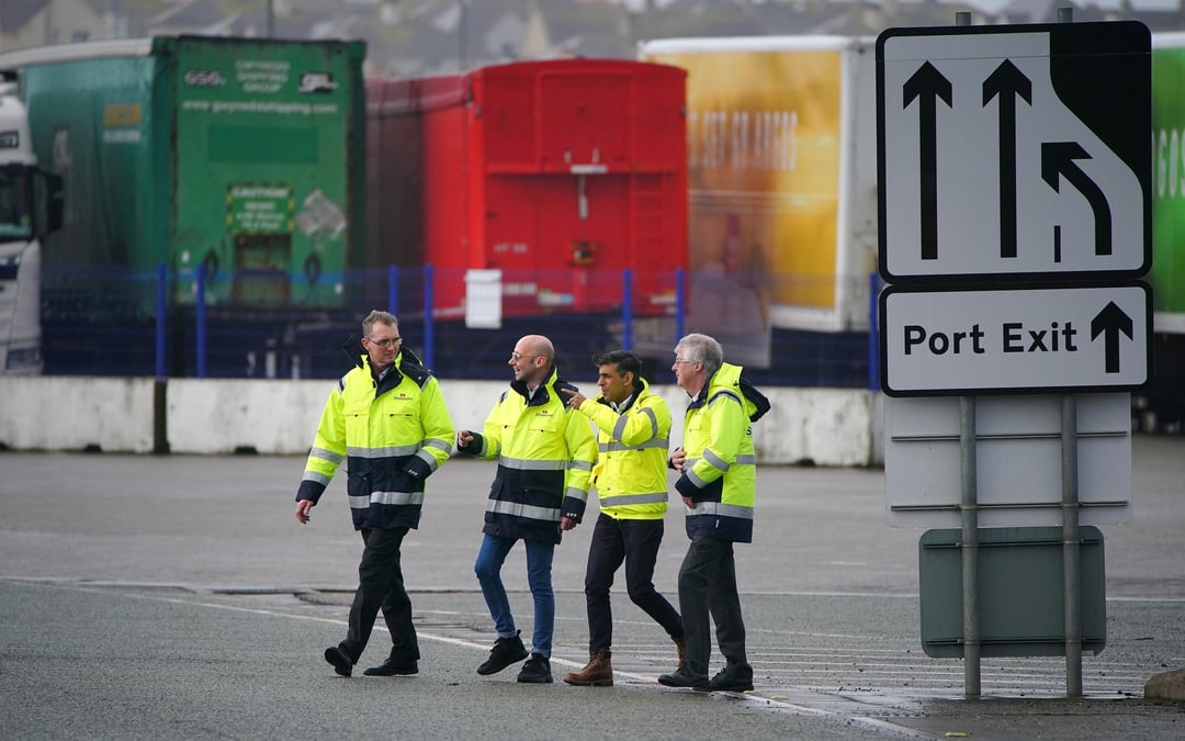 Rishi sunak visite le port de holyhead a anglesey