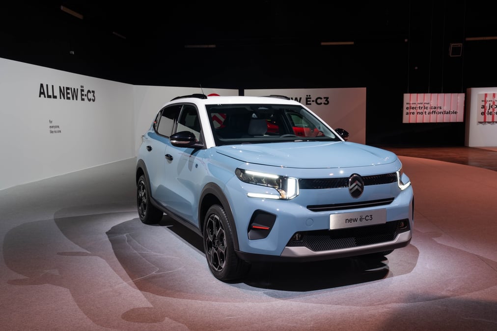 La C3 électrique sera équipée d'une batterie LFP, de 44 kWh qui pourra se brancher sur une charge rapide à 100 kW, pour « passer de 20 à 80% de capacité en 26 minutes seulement ».