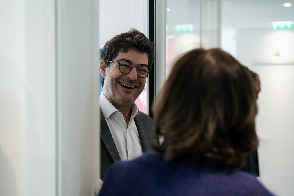 Le président du Crédit Mutuel Alliance fédérale, Nicolas Théry (ici en visite aux Restos du Cœur) entend faire la différence sur la thématique solidaire.