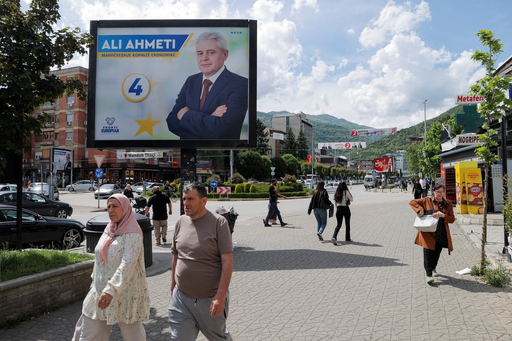 Des panneaux de campagne pour les elections legislatives et la presidentielle, en madecoine du nord