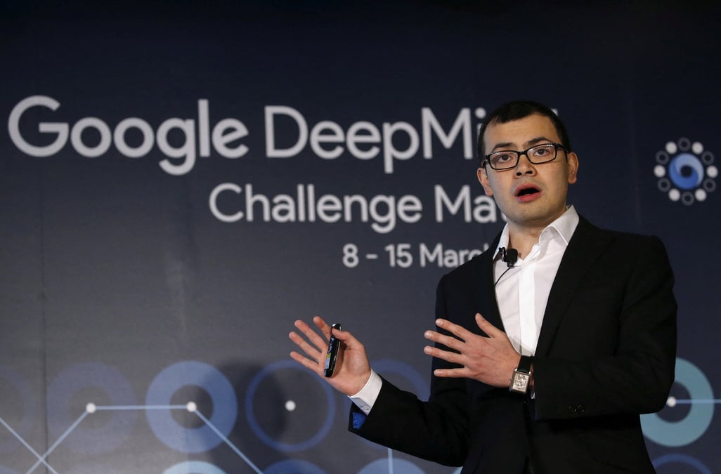Demis hassabis, cofondateur et directeur general de deepmind lors d'une conference de presse