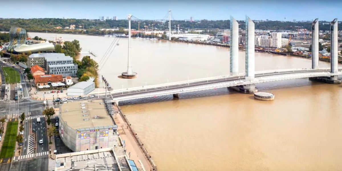 Bordeaux Métropole doit retravailler sa copie pour l'insertion d'une télécabine au-dessus de la Garonne avec des pylônes de 70 mètres, soit une hauteur équivalente au pont Chaban-Delmas.