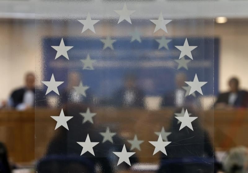 Une assistante sociale voilee deboutee a strasbourg