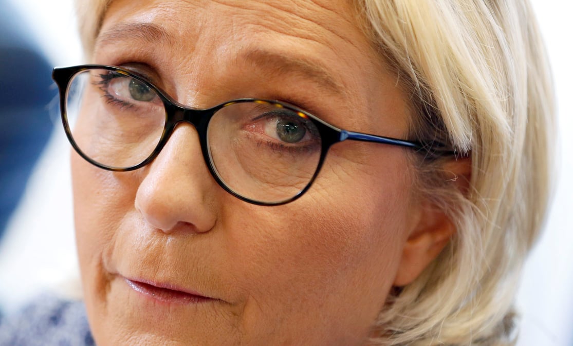 Faut-il sortir de l'euro ? "nous allons voir", dit marine le pen