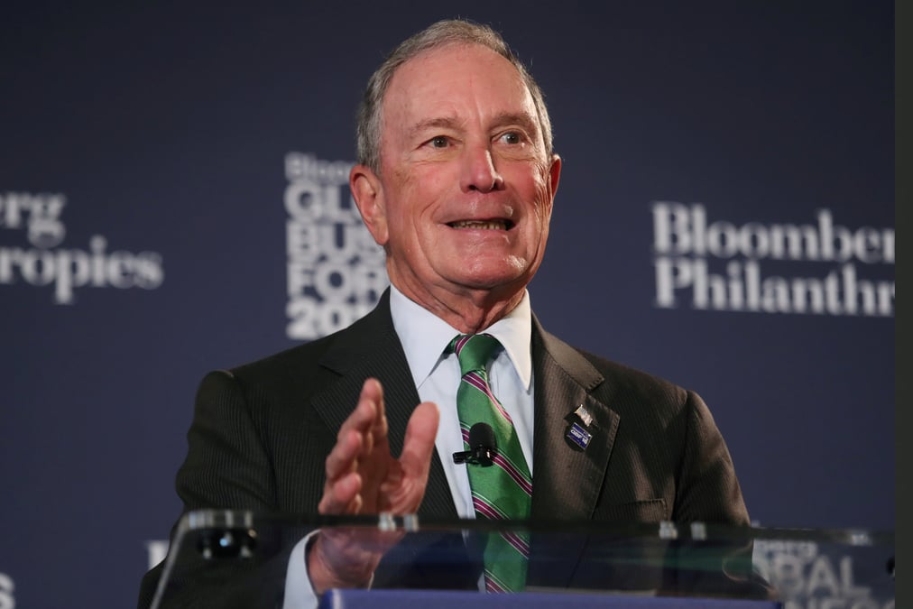 Bloomberg s'en prend a trump mais hesite a entrer en lice