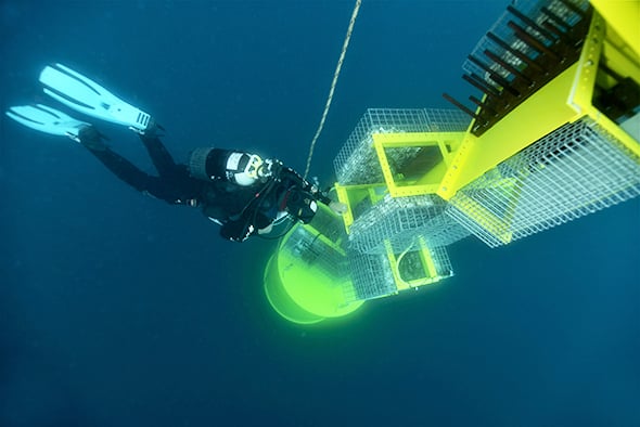 La bouée BoB a été installée par la société montpelliéraine Ecocéan à 16 km au large de Leucate (11), sur le site de la future ferme-pilote d'Engie Green