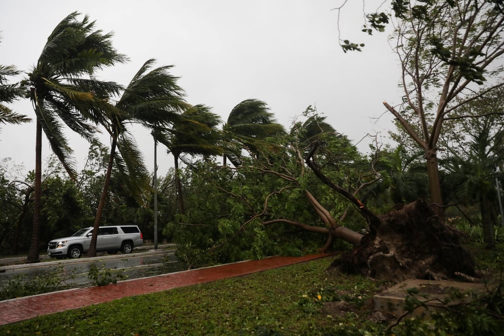 L'ouragan delta a perdu de sa force avant de toucher terre pres de cancun