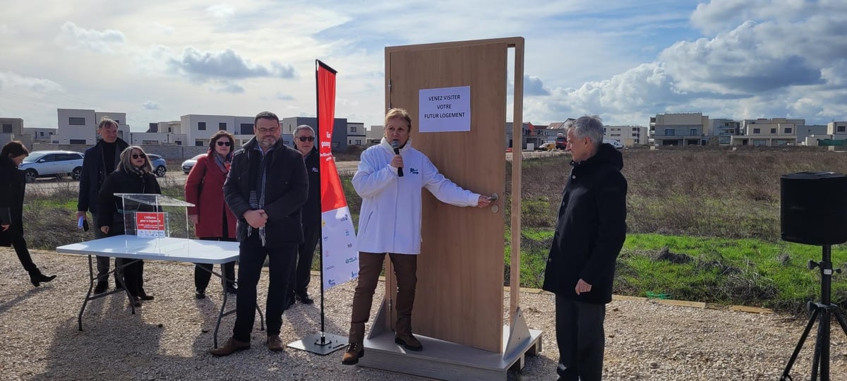 Opération coup de poing de l'Alliance pour le logement en BFC. Corinne Deseille, présidente de la Fédération française du bâtiment Bourgogne-Franche-Comté vous fait "visiter votre futur logement"...