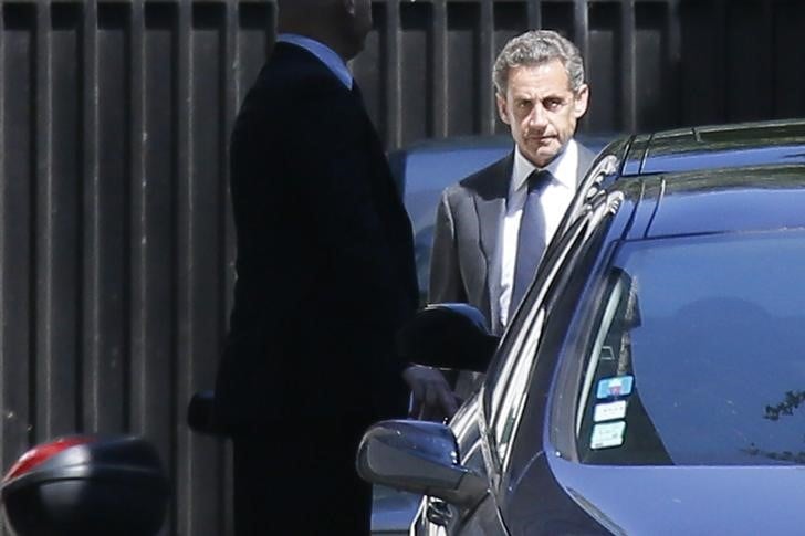 Sarkozy dit vouloir ignorer la marée de boue des affaires