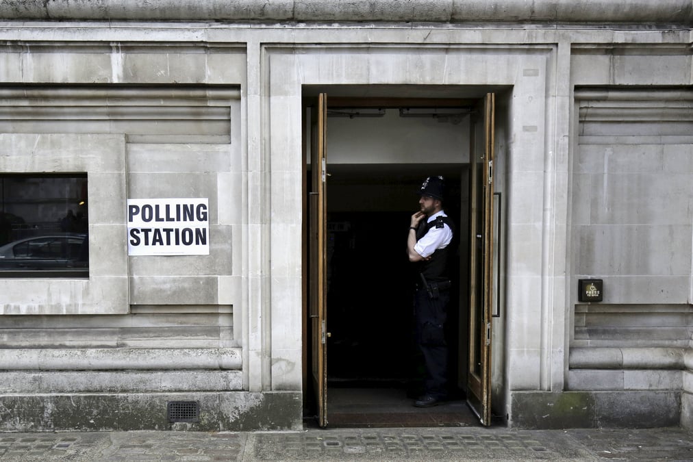 Les conservateurs donnes en tete des legislatives britanniques