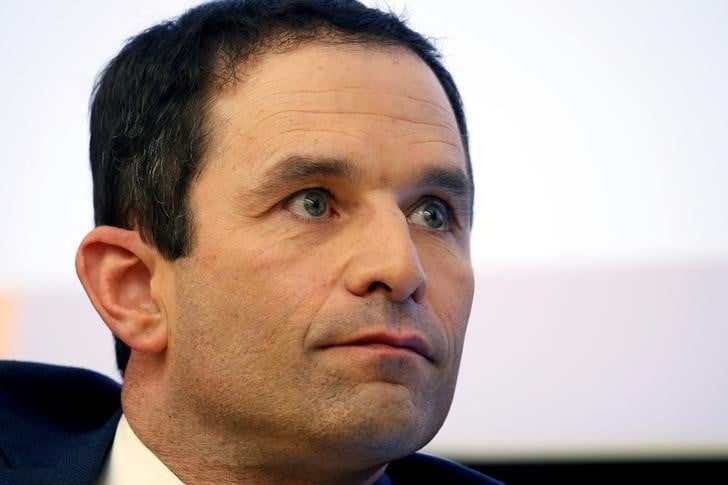 Critique au ps, hamon se pose en "combattant" decide a rassembler