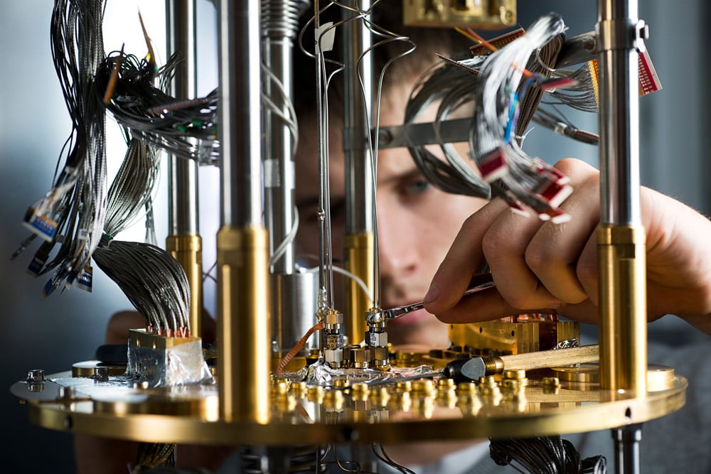 La cinquième génération de l'ordinateur D-Wave compte 5. 000 qubits supraconducteurs. Mais ces milliers de qubits ne peuvent être comparés aux 72 qubits de Google ou d'IBM : ils sont très éphémères et connectés entre eux différemment. En conséquence, la puissance de calcul de D-Wave n'atteint pas celle des ordinateurs quantiques concurrents... sauf sur certaines applications.