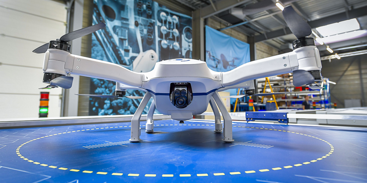 Le drone autonome Skeyetech pèse 6,5 kg pour environ 80 cm d'envergure. Il peut voler 25 minutes et atteindre 50 km/h.