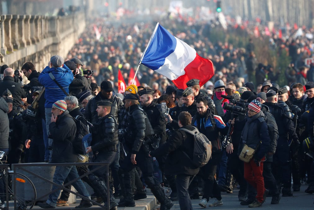 Tout grand rassemblement en milieu confine interdit en france