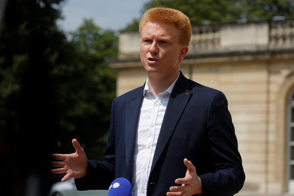 Le depute la france insoumise (lfi) adrien quatennens s'adresse aux journalistes apres une rencontre avec le president francais au palais de l'elysee