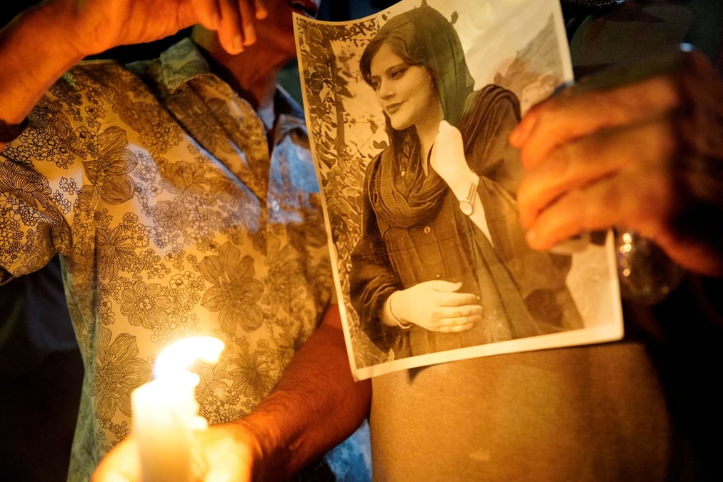 Une photo de la jeune mahsa amini lors d'une veillee a los angeles