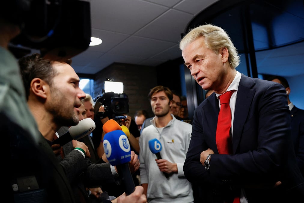 Le dirigeant de la formation d'extreme-droite parti pour la liberte (pvv), geert wilders, s'adresse aux journalistes a la haye le jour ou les principaux candidats des partis neerlandais se rencontrent pour la premiere fois apres les elections