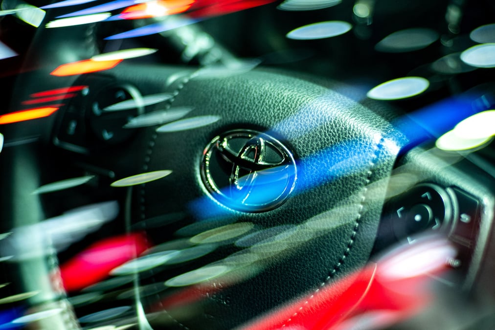 Le logo de toyota motor visible sur un volant a l'interieur d'un modele vios, a bangkok