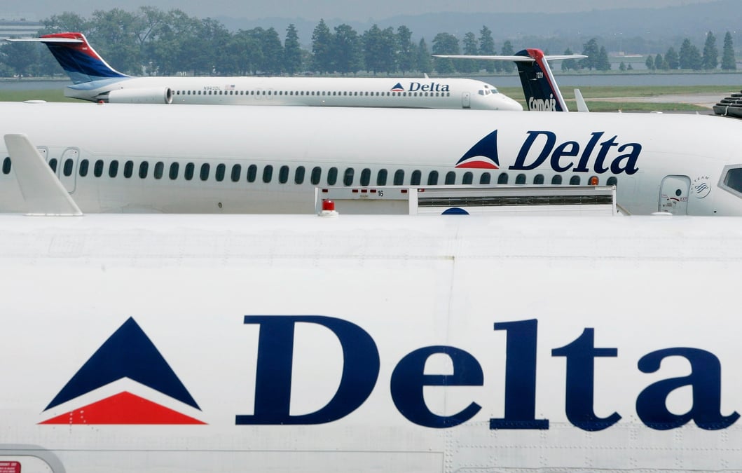 Des avions de delta airlines a l'aeroport reagan en peripherie de washington