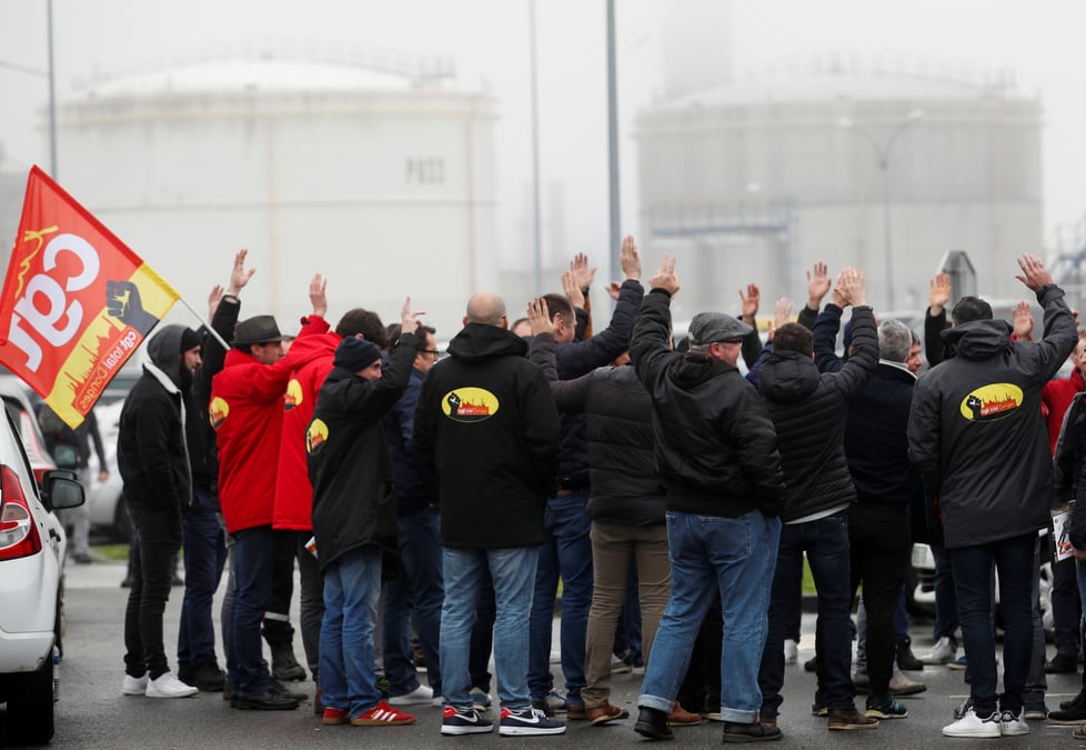 Une unite de distillation de la raffinerie total de donges a l'arret
