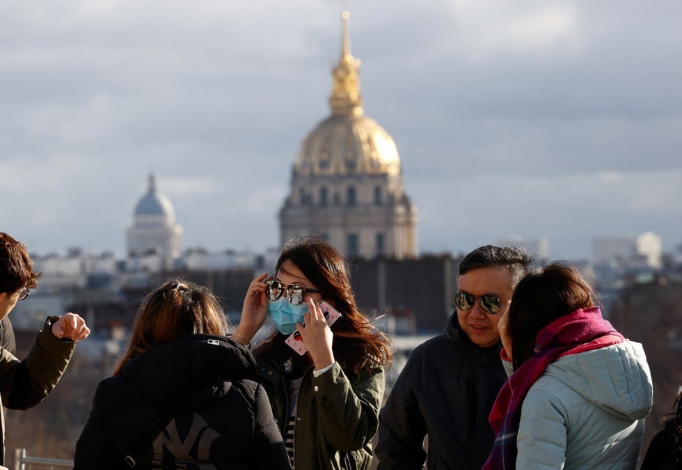 "Ce sont des mesures contraignantes et nous souhaitons paradoxalement qu'elles durent un peu, parce que cela voudrait dire que nous parvenons à contenir la propagation du virus", a observé le ministre de la Santé.