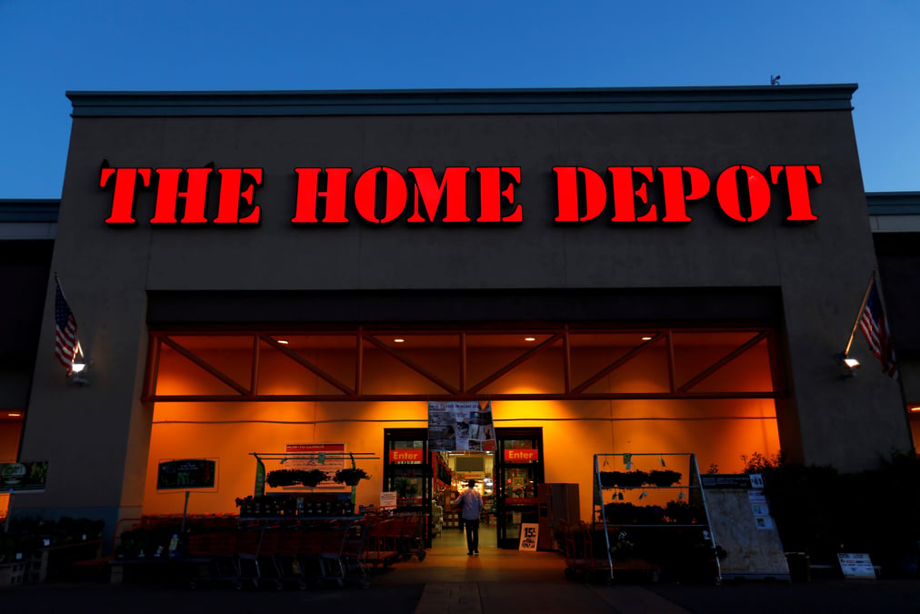 Home depot grimpe en bourse apres des ventes au deuxieme trimestre superieures aux attentes
