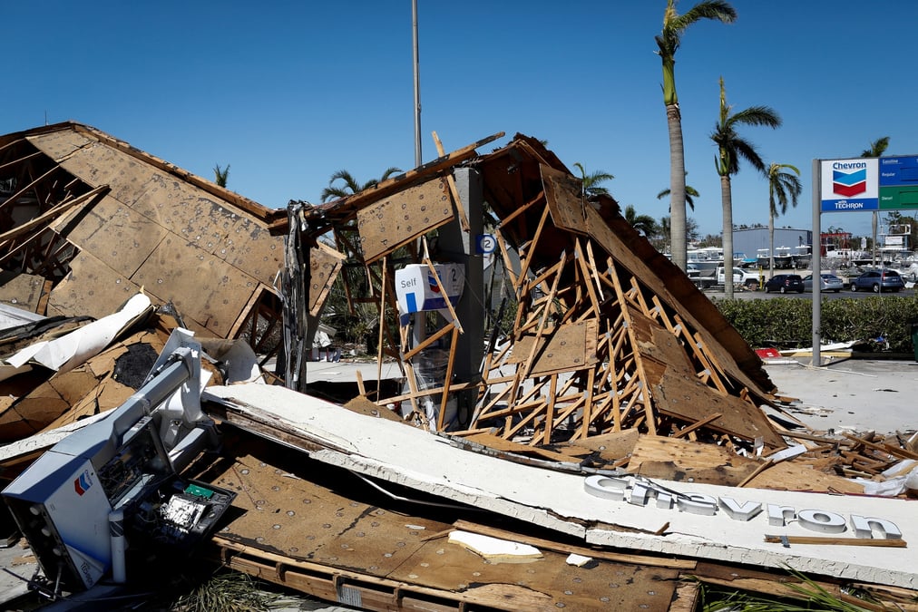 Une station-service detruite par l'ouragan ian a fort myers, en floride